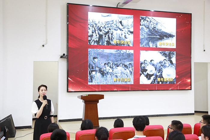 带领龙泉中学高一团员同学学习百年光辉团史.jpg